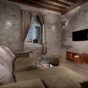 Desiderata Apartment Split